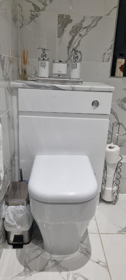 Beautiful With Free On Street Parking In Sydenham