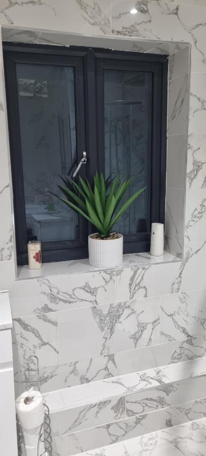 Beautiful With Free On Street Parking In Sydenham *