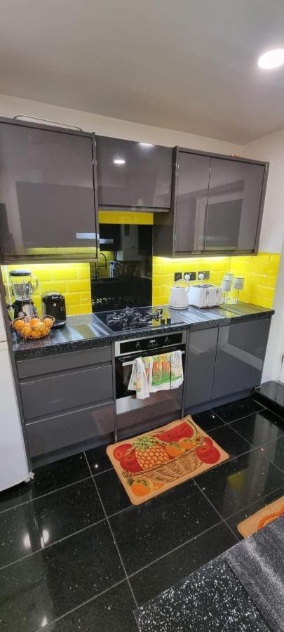 Homestay Beautiful With Free On Street Parking In Sydenham *